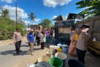 Polda NTB Bersama Polresta Loteng Salurkan 8.000 Liter Air Bersih untuk Warga Pelambik